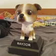 Figura personalizada de un perro, sobre una peana con su nombre